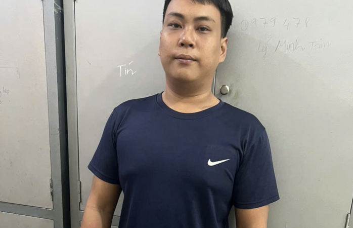 Từ Chí Phát điều khiển xe máy từ TP Hồ Chí Minh xuống các tỉnh miền Tây để tìm người đeo vàng, rồi liên tiếp thực hiện nhiều vụ cướp giật dây chuyền tại Vĩnh Long.